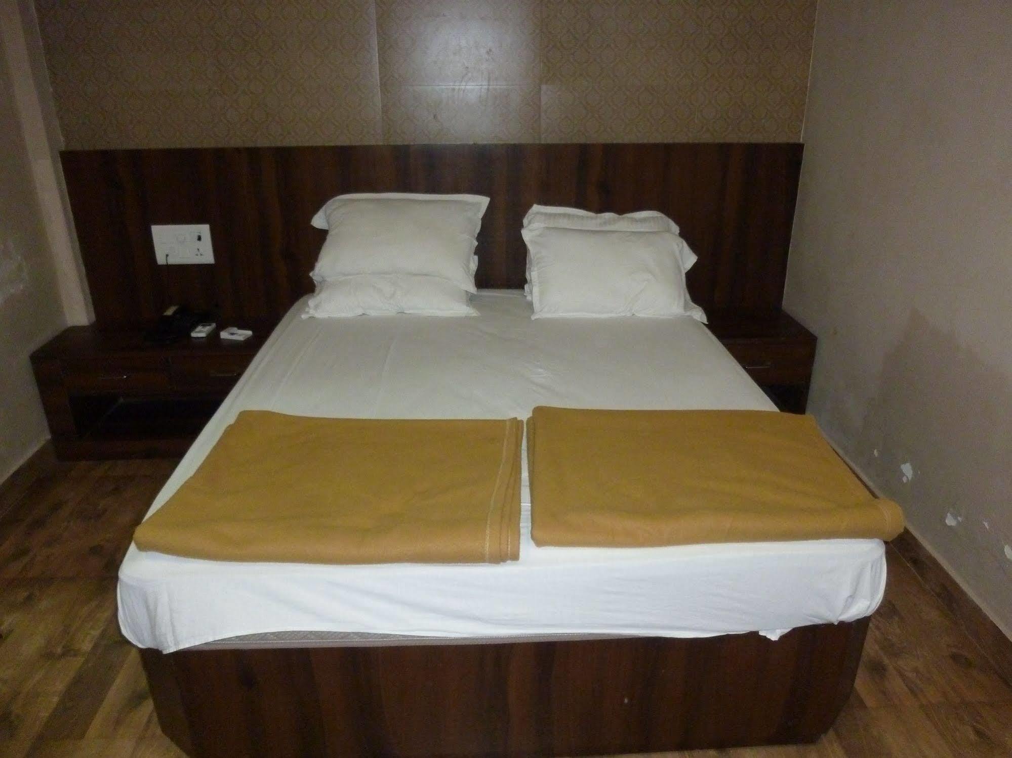 Hotel Regal Palace Mumbai Exteriör bild