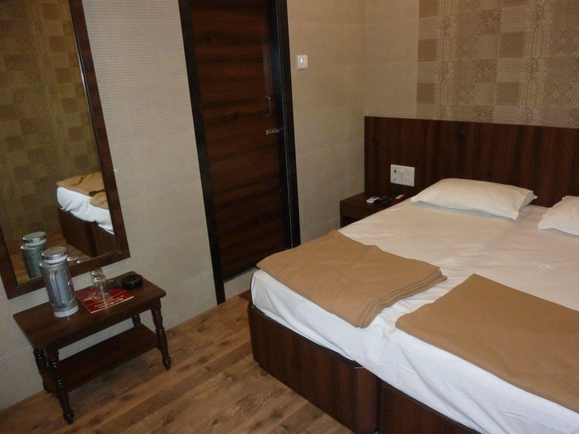 Hotel Regal Palace Mumbai Exteriör bild